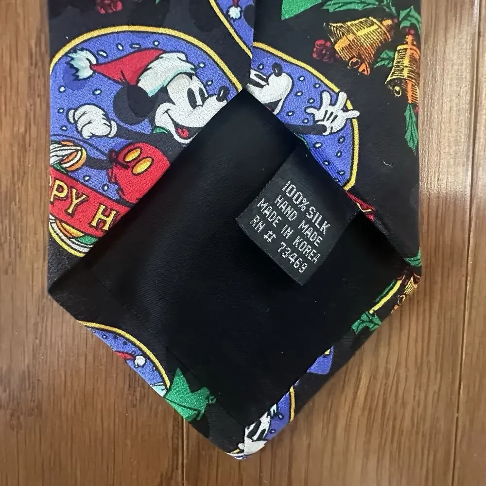 THE DISNEY STORE 100% SILK TIE CHRISTMAS SANTA'S WORKSHOP MICKEY PLUTO GOOFY EUC